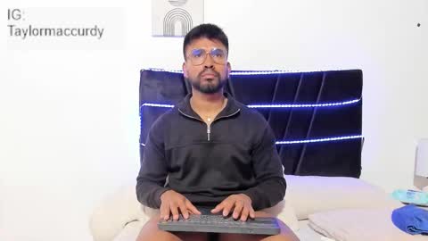 taylormaccurdy_ online show from December 15, 2:10 pm