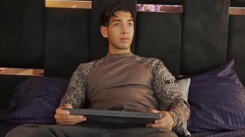 taylorsmiths_ online show from December 16, 4:17 am