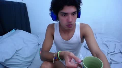 Snapshot of tayronx33 chatting on January 15, 2:17 am Tayron online show from January 15, 2:17 am