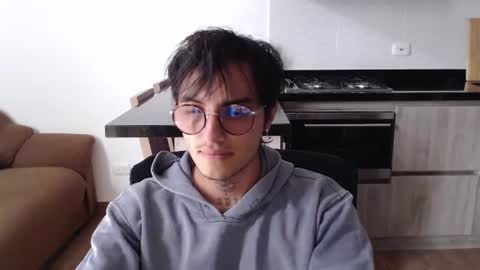Teo independent model online show from July 10, 1:25 pm
