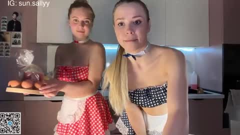 Snapshot of teasekiss chatting on April 6, 9:49 pm Sally and Sandy online show from April 6, 9:49 pm