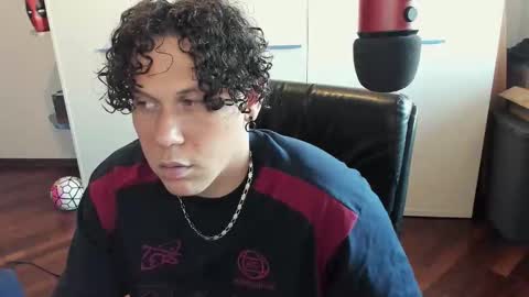 Snapshot of tedhmicro25 chatting on October 18, 10:16 am tedhmicro25 online show from October 18, 10:16 am