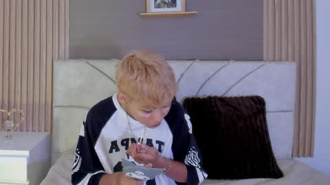 Snapshot of tefi_meow_ chatting on April 11, 1:15 pm Estefani online show from April 11, 1:15 pm