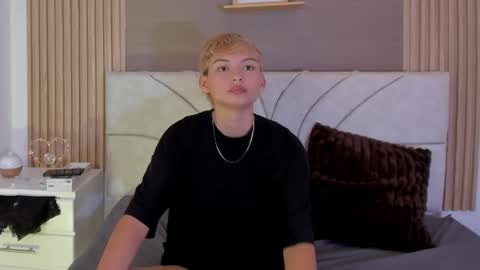 Snapshot of tefi_meow_ chatting on April 22, 4:08 pm Estefani online show from April 22, 4:08 pm