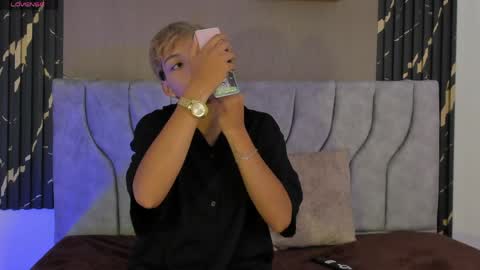 Snapshot of tefi_meow_ chatting on May 19, 2:12 pm Estefani online show from May 19, 2:12 pm