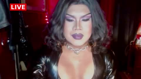 Snapshot of temptress_cocoxxx chatting on October 17, 9:06 pm Mistress Coco online show from October 17, 9:06 pm