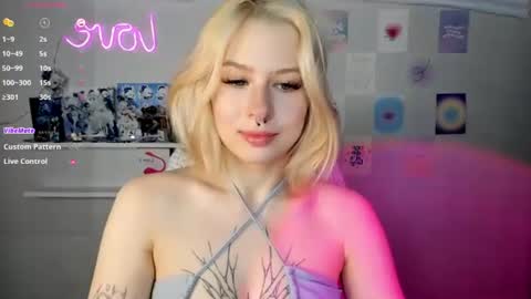 Snapshot of tender__kitty chatting on January 2, 12:35 pm Sue online show from January 2, 12:35 pm