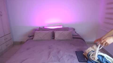 tender_dust online show from February 25, 1:37 am