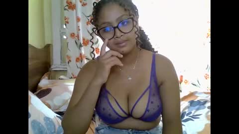 Snapshot of tessmia chatting on April 20, 7:33 am tessmia online show from April 20, 7:33 am