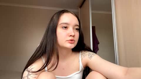 Snapshot of thaliakuchem chatting on February 22, 9:08 am Yumi online show from February 22, 9:08 am