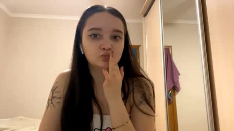 Snapshot of thaliakuchem chatting on February 23, 3:09 pm Yumi online show from February 23, 3:09 pm