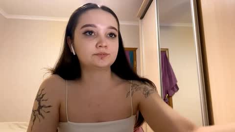 Snapshot of thaliakuchem chatting on February 24, 3:21 pm Yumi online show from February 24, 3:21 pm