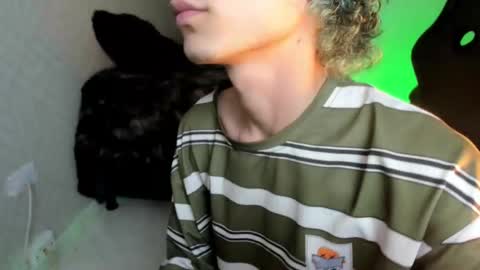 Snapshot of thanier_18 chatting on February 28, 8:21 pm thanier_18 online show from February 28, 8:21 pm