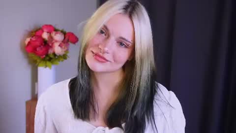 Snapshot of thaocroes chatting on August 8, 9:11 am Katty----meow meow online show from August 8, 9:11 am