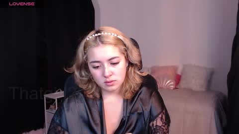 Snapshot of thatgirl2003 chatting on October 17, 9:23 am online show from October 17, 9:23 am