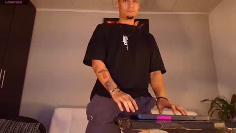 SCOTT  THEO  KAMERON  GENDERSON online show from December 15, 1:46 am