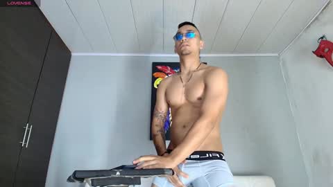 SCOTT  THEO  KAMERON  GENDERSON online show from January 8, 10:58 pm