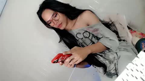 Snapshot of the_horny_bella chatting on April 24, 2:19 pm the_horny_bella online show from April 24, 2:19 pm