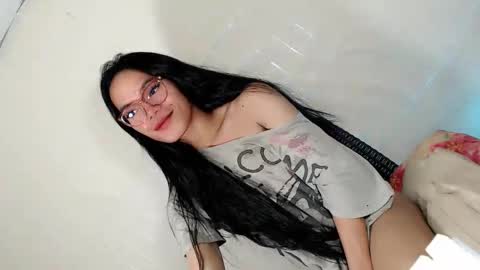 Snapshot of the_horny_bella chatting on May 2, 4:12 pm the_horny_bella online show from May 2, 4:12 pm