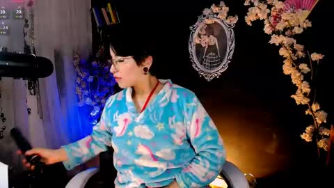 Snapshot of the_kitty_roxy chatting on May 1, 3:22 am ... ... online show from May 1, 3:22 am