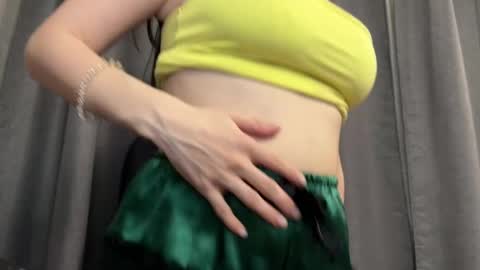 Snapshot of the_moon_fairy chatting on April 16, 5:36 pm Mia online show from April 16, 5:36 pm
