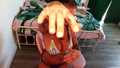 Snapshot of the_naked_siren chatting on June 3, 10:15 pm lina luna online show from June 3, 10:15 pm