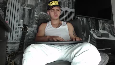 Snapshot of theangelmiguel chatting on December 21, 4:30 am Miguel Angel online show from December 21, 4:30 am