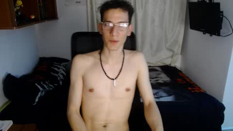 Snapshot of thebeatles18 chatting on November 8, 8:14 am Axel online show from November 8, 8:14 am