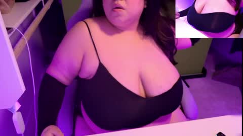 TheBouncingBetty online show from April 24, 11:07 pm