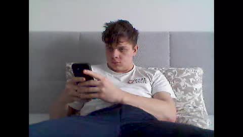 Snapshot of thecuteguy144949 chatting on February 11, 11:21 am thecuteguy144949 online show from February 11, 11:21 am