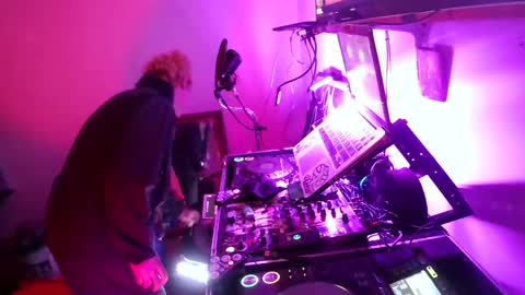 Snapshot of thedeman chatting on February 28, 9:32 am thedeman online show from February 28, 9:32 am