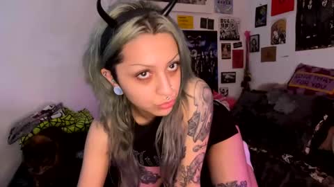 Snapshot of theeking_venus chatting on December 16, 5:27 am KIng Venus online show from December 16, 5:27 am