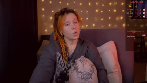 Snapshot of thefullredmoon chatting on February 16, 1:24 am Moon online show from February 16, 1:24 am