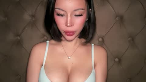 Elle  dont forget to folloW me and thumbs up online show from April 4, 2:25 pm