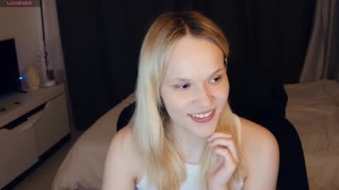 Snapshot of thehousemaid1 chatting on June 13, 9:35 pm Lily online show from June 13, 9:35 pm