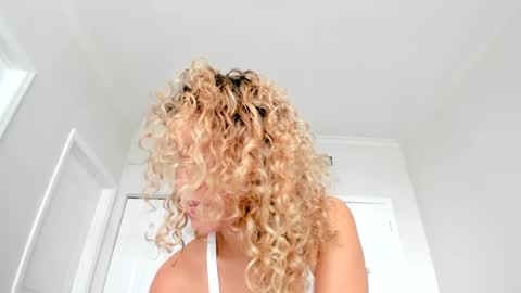 Lily Marie online show from December 22, 7:10 pm