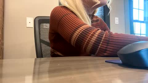 Snapshot of thelittlebambii chatting on January 8, 8:18 pm Little Bambii online show from January 8, 8:18 pm