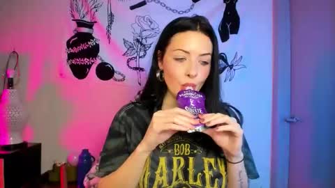 themelrose online show from December 20, 9:33 pm