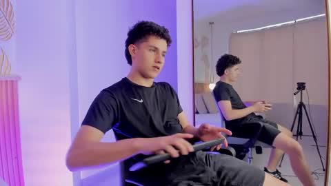 Snapshot of theohawke_ chatting on December 14, 5:14 pm THEO- MATEO online show from December 14, 5:14 pm