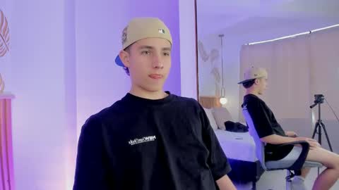 Snapshot of theohawke_ chatting on December 15, 4:37 pm THEO- MATEO online show from December 15, 4:37 pm