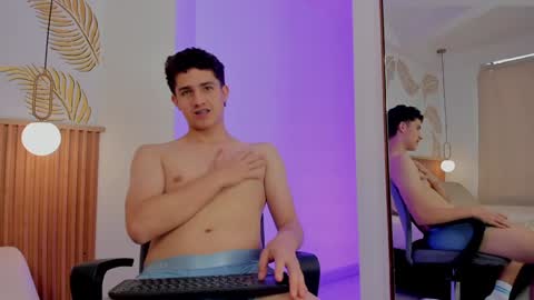 Snapshot of theohawke_ chatting on December 20, 4:25 pm THEO- MATEO online show from December 20, 4:25 pm