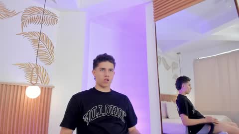 Snapshot of theohawke_ chatting on December 23, 3:33 pm THEO- MATEO online show from December 23, 3:33 pm