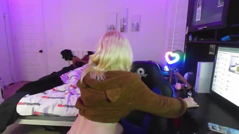 The Plug Love  Friends online show from November 28, 1:47 pm