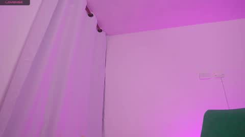 Snapshot of therealpeach_ chatting on February 25, 11:30 am online show from February 25, 11:30 am