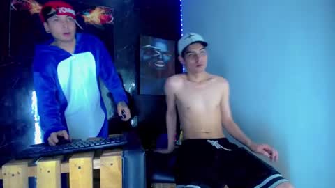 Snapshot of theshamefulboys chatting on June 12, 12:09 am David y Daniel online show from June 12, 12:09 am