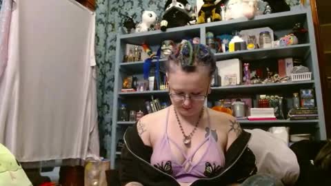 Snapshot of thesirenscall chatting on December 20, 3:35 am Siren of the Fae online show from December 20, 3:35 am