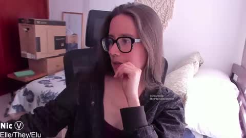 Snapshot of thetropicalseduction chatting on June 15, 8:00 pm Nicole online show from June 15, 8:00 pm