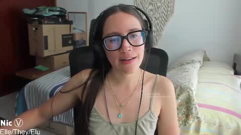 Snapshot of thetropicalseduction chatting on July 6, 8:44 pm Nicole online show from July 6, 8:44 pm