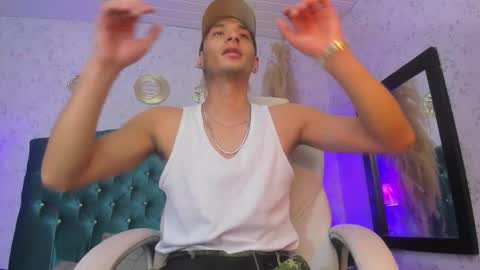 Snapshot of thiago_carlo chatting on October 14, 12:06 pm thiago online show from October 14, 12:06 pm