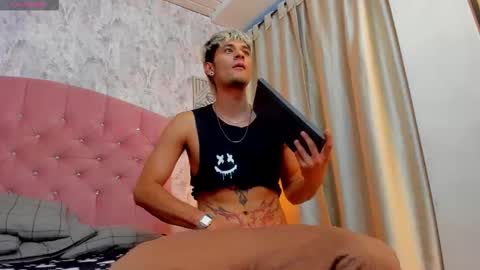 Snapshot of thiago_carlo chatting on November 1, 7:49 pm thiago online show from November 1, 7:49 pm